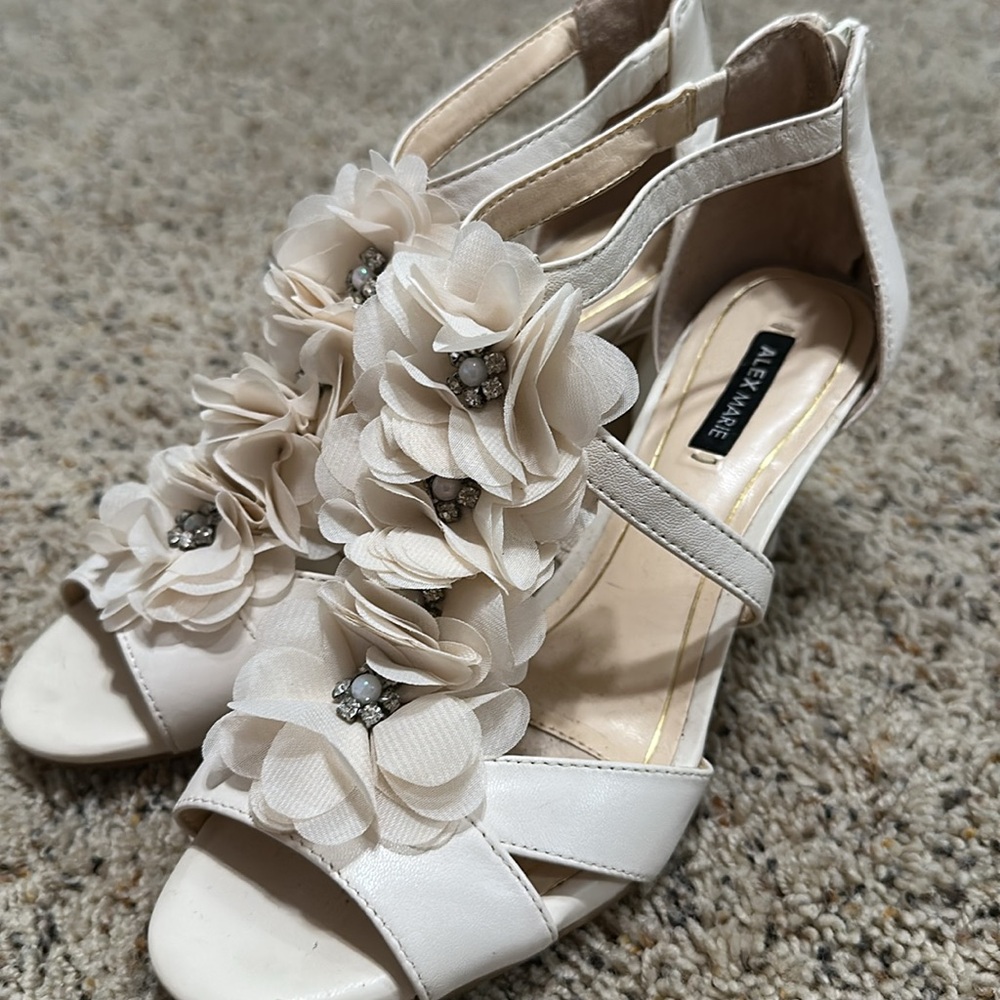 Elegant Cream Floral Women's Sandals - Picture 5 of 10